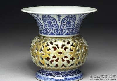 图片[2]-Revolving spittoon vase in yang-ts’ai enamels with double layer openwork 1743 (Ch’ien-lung reign)-China Archive